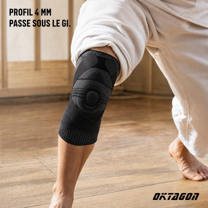 Profil 4 mm — la genouillère OKTAGON Pro passe sous le kimono